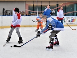 Хокеен мач и фермерски пазар привлякоха интереса в навечерието на Коледа в Сливен  