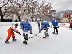 Хокеен мач и фермерски пазар привлякоха интереса в навечерието на Коледа в Сливен  