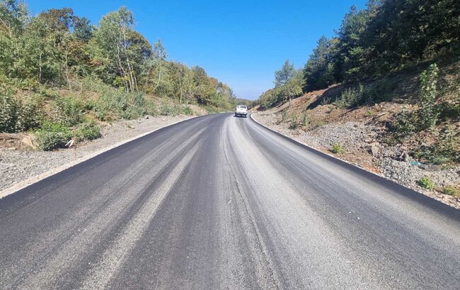 АПИ: Положиха първия асфалт в участъка от път III-907 Босна - Визица