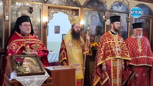 Светите страдалци Вяра, Надежда, Любов и майка им София ни призовават да изменим себе си по образа на нашия Създател, каза в проповедта си митрополит Арсений