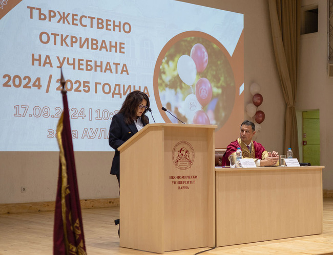 Община Варна: Зам.-кметът Снежана Апостолова участва в официалната церемония за новата академична година в ИУ - Варна