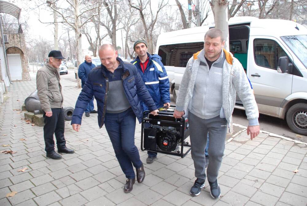 Министър Росен Христов дари генератори на българите в Болград, Украйна