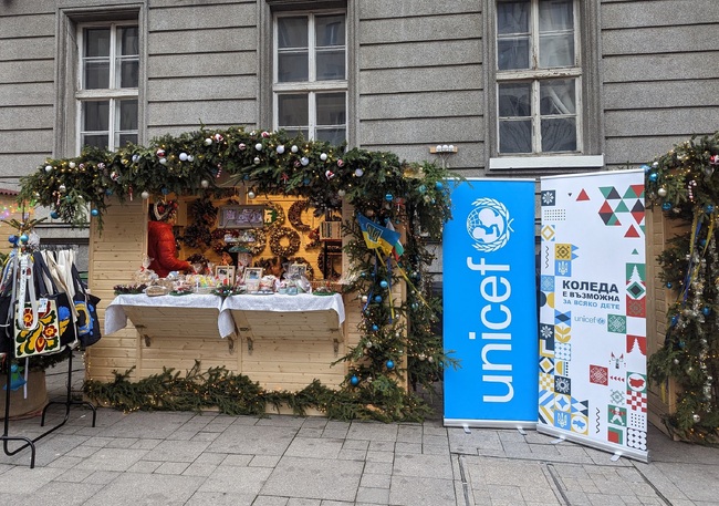 УНИЦЕФ България: Украински бежанци представят традиционни ястия и сувенири на коледен базар в София