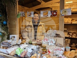 Украински бежанци представят традиционни ястия и сувенири на коледен базар в София