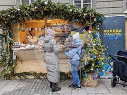 Украински бежанци представят традиционни ястия и сувенири на коледен базар в София