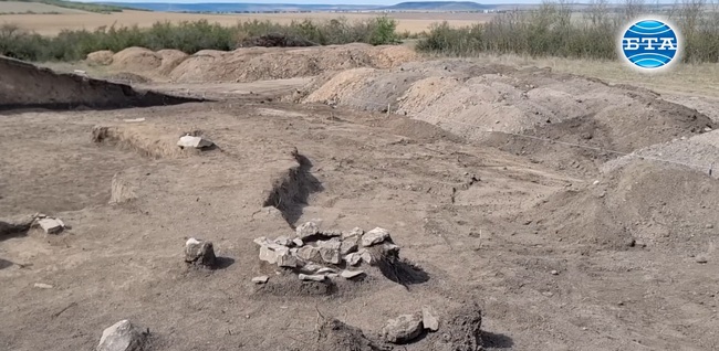 Археолози разкриха загадъчни каменни съоръжения при разкопки на некрополна могила във Варненско
