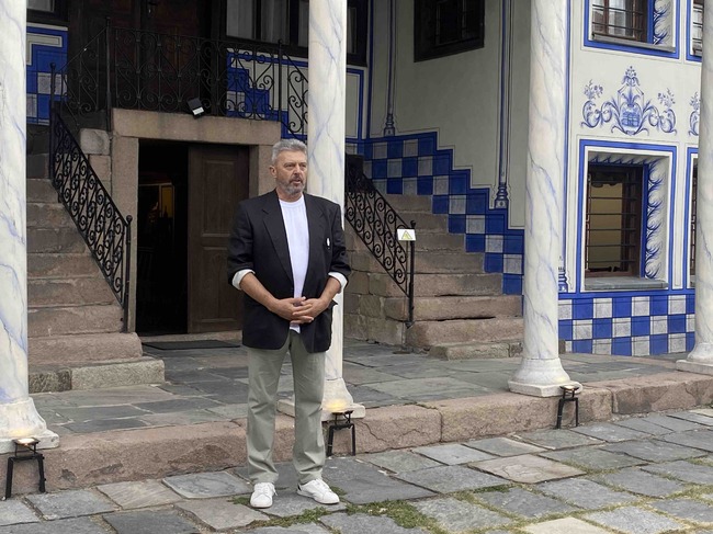 Синът на Николай Хайтов откри изложба с резбовани приказки по "Диви разкази" в Пловдив по случай 105 години от рождението на писателя