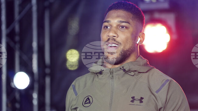 Антъни Джошуа се завърна в залата за тренировки за пръв път след тежката катастрофа в края на миналия месец