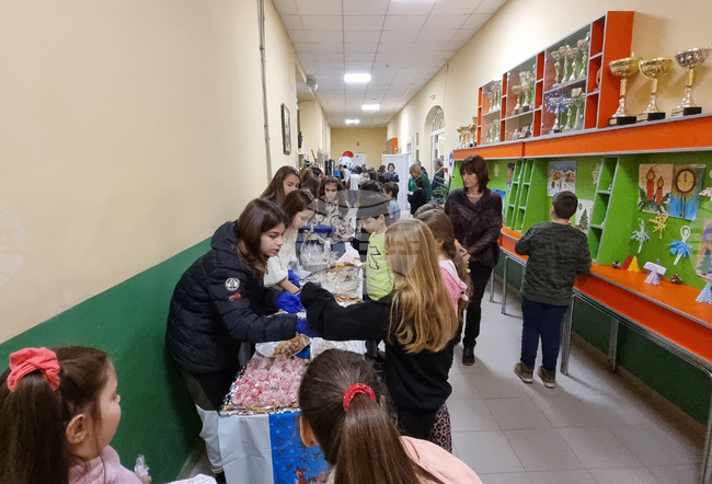 Ловеч - благотворителен базар - училище