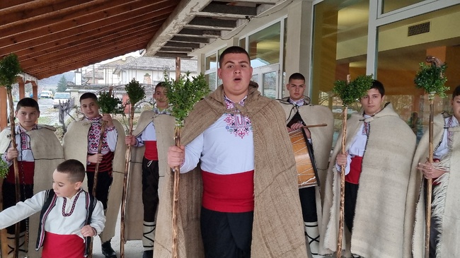 На седянка в сливенското село Панаретовци певческата група към местното читалище направи нанизи от пуканки за калпаците на коледарите