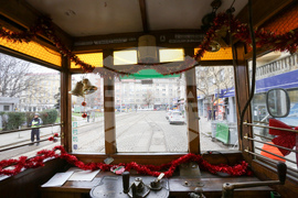 Коледен ретро трамвай