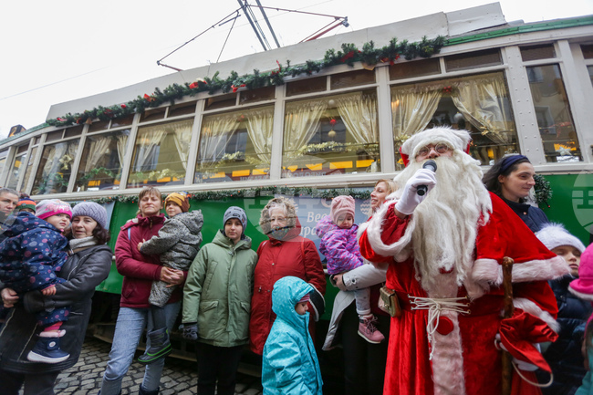 Коледен ретро трамвай
