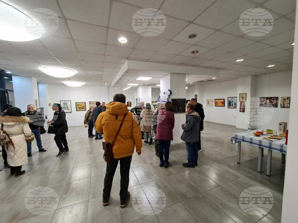 Ямболските художници подредиха традиционната си коледна изложба