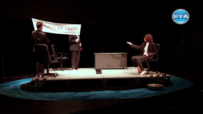 „Чарли в открито море“: Сатира за интелигентния човек, принуден да отстъпва