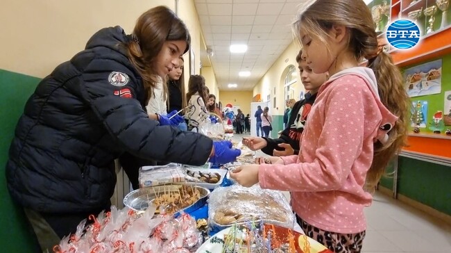 Ученици от Ловеч организираха благотворителен коледен базар в подкрепа на 18-годишно момиче