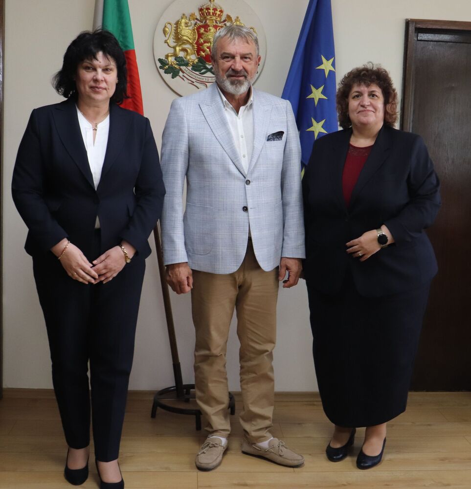 ОА Русе: Заместник - министърът на образованието и науката Таня Михайлова се срещна с директорите на учебни институции в Русенско 