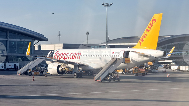 Турската авиокомпания „Пегасус“ купи най-големия чешки авиопревозвач „Смартуингс“