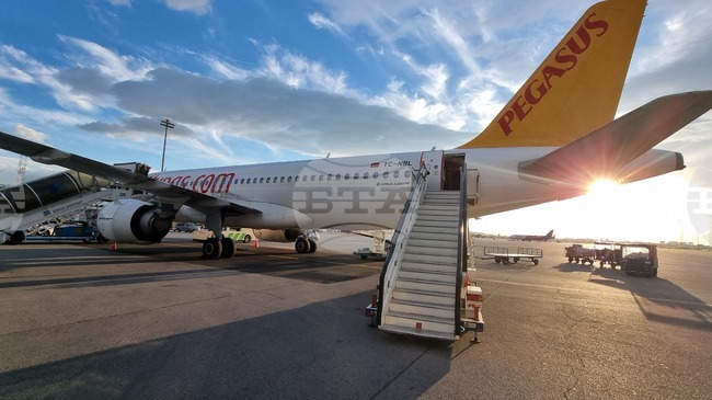 Отменени са над 100 полета от истанбулското летище „Сабиха Гьокчен“ заради снеговалеж