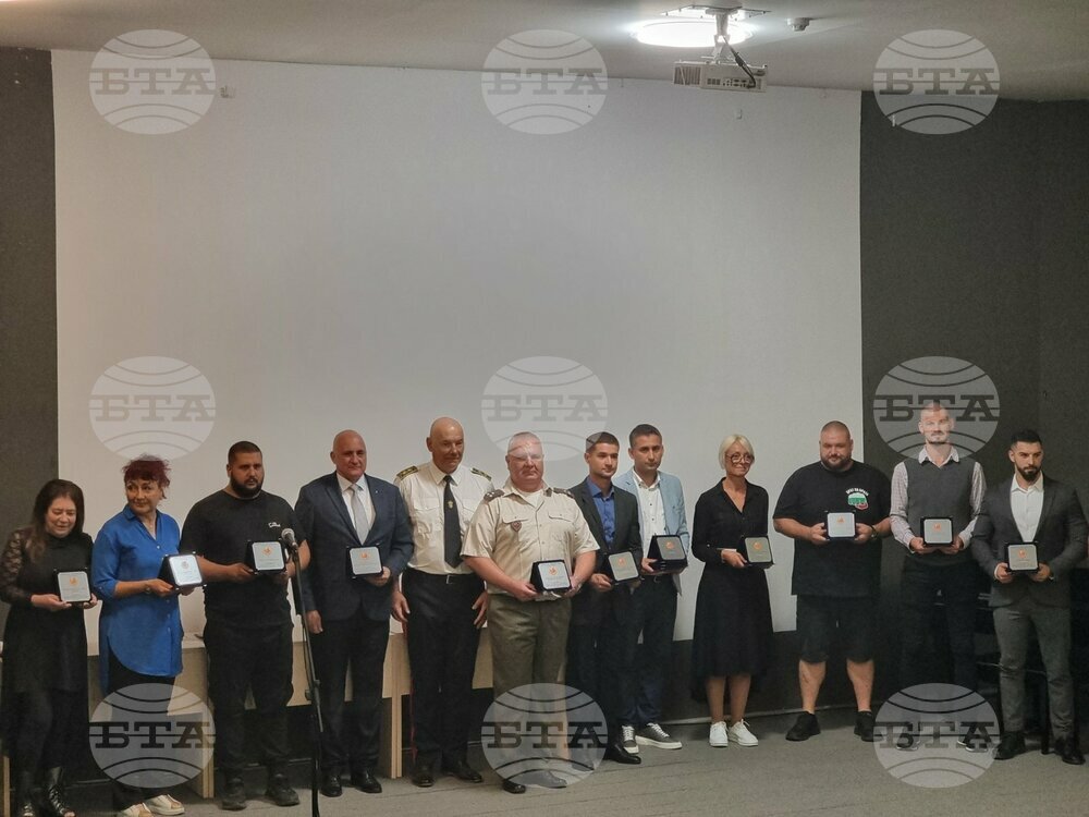 Отличиха пожарникари и доброволци за проявен висок професионализъм за потушаване на пожарите в област Стара Загора