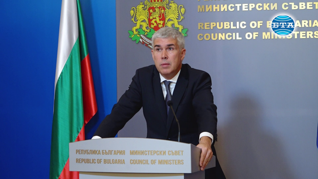 Служебният кабинет прие Програмата за компенсиране на разходите на небитови крайни клиенти за електрическа енергия, съобщи министър Малинов