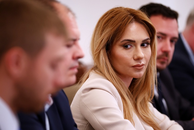 КЗП проверява сайтове, които продават лекарства, отпускани по лекарско предписание, и санкционира един от тях с 50 000 лева