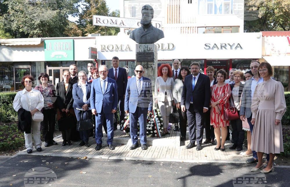 Румъния - БАН - посещение - бюст-паметник Христо Ботев