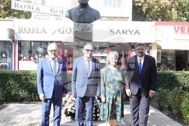 Румъния - БАН - посещение - бюст-паметник Христо Ботев