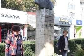 Румъния - БАН - посещение - бюст-паметник Христо Ботев