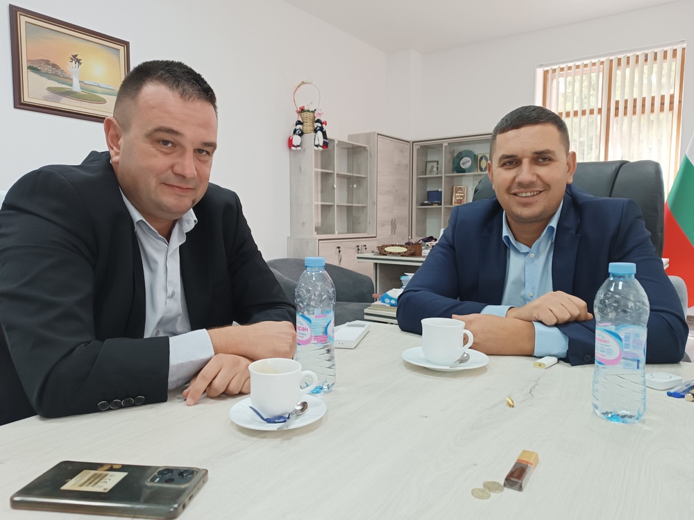 Областният управител на Кърджали Никола Чанев и кметът на община Черноочене Айджан Ахмед обсъдиха важни за региона инфраструктурни проекти и доброто взаимодействие между местната и централната власт