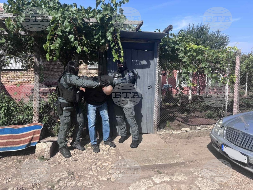Мъж на 51 г. е задържан от полицията в област Добрич заради намерени в негов имот наркотици