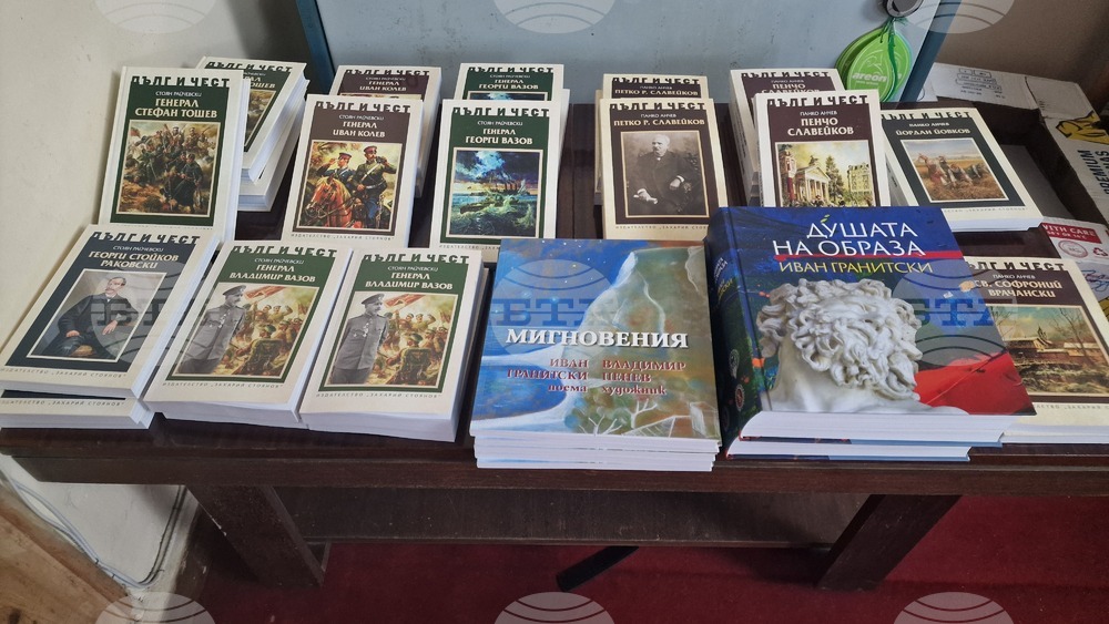 Проф. Станислав Станилов представи свои книги в Шумен по време на литературна среща в рамките на Националните културни празници „Албена"