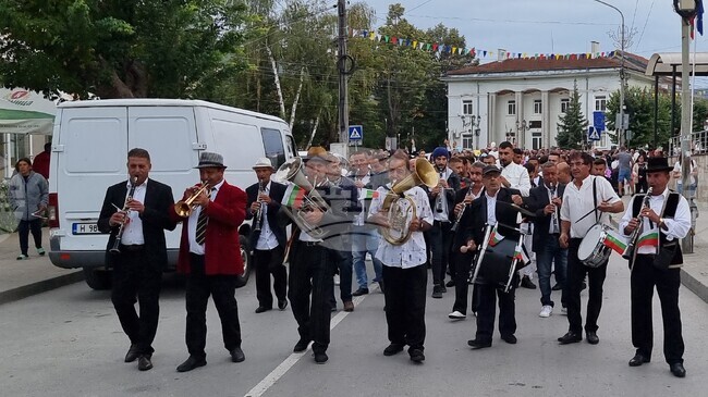 Ритуалът къпане на младоженци се състоя за втора поредна година във Върбица