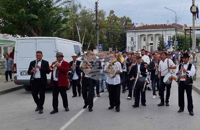 Ритуалът къпане на младоженци се състоя във Върбица