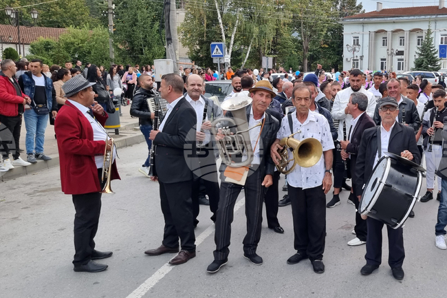 Ритуалът "Къпане на младоженци" беше възстановен във Върбица 