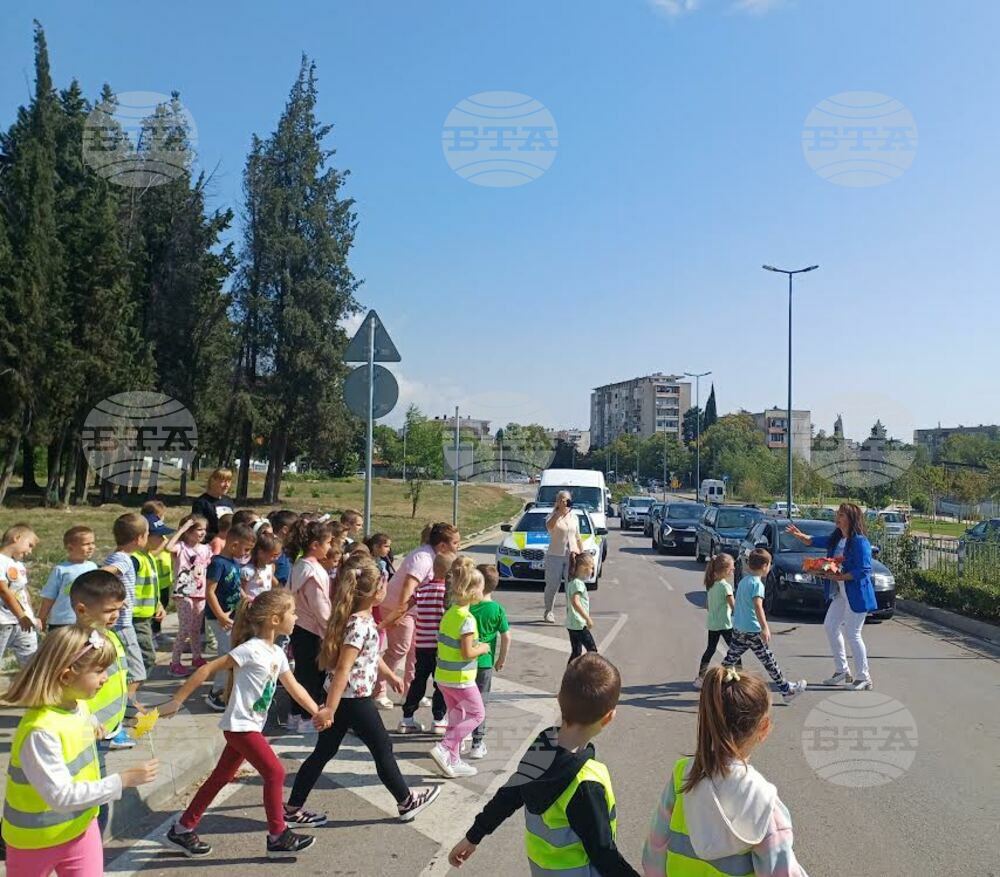 Деца от Стара Загора раздаваха на шофьори послания за пътна безопасност под формата на есенен лист