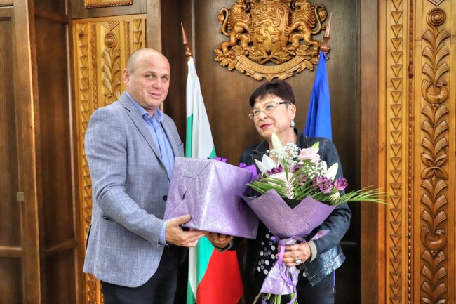 Община Банско: Ръководството на Община Банско с благодарности към Стефка Христова по повод пенсионирането ѝ като директор на ПГТ „Алеко Константинов“