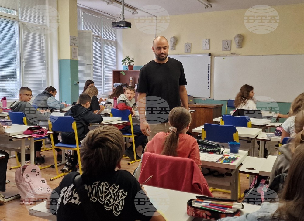 Преподавател в пернишкото училище "Алеко Константинов" участва в бианале във Венеция