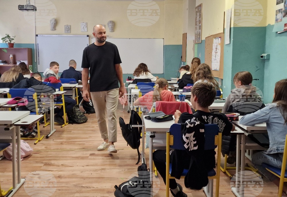 Преподавател в пернишкото училище "Алеко Константинов" участва в бианале във Венеция