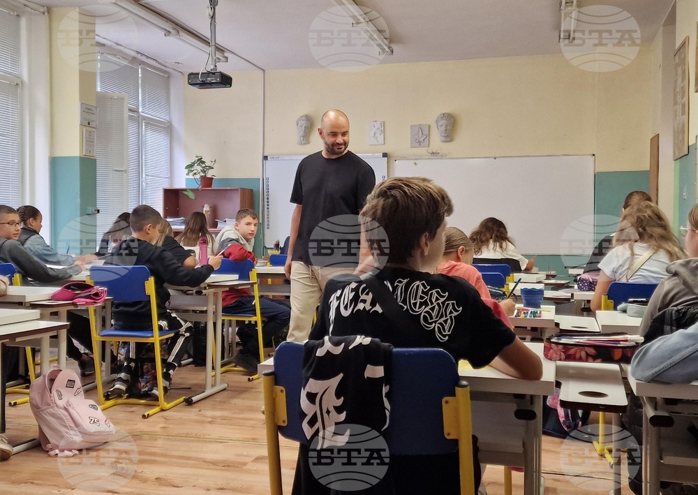Преподавател в пернишкото училище "Алеко Константинов" участва в бианале във Венеция