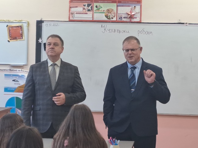 Районният прокурор на Пловдив Чавдар Грошев и неговият заместник Атанас Илиев разясниха опасностите от телефонни измами пред пенсионери в с. Устина, изнесоха и открит урок пред деца от местното училище