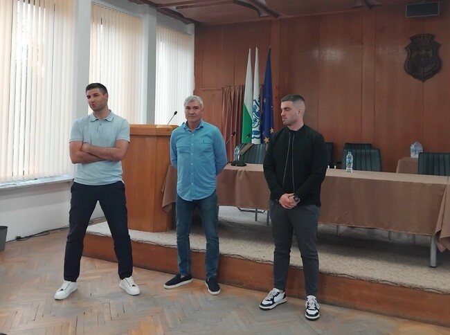 Видин стана поредната спирка от обиколката на техническия директор на БФС Кирил Котев и шефа на ДЮФ Лъчезар Димов
