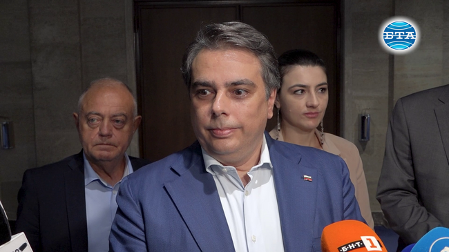 ГЕРБ и БСП оставиха „бухалката“ в ръцете на Пеевски, коментира Асен Василев, след като парламентът не освободи Антон Славчев от антикорупционната комисия