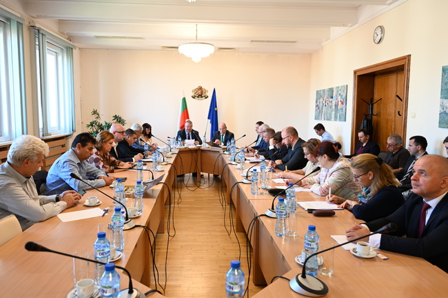 Министър Иванов обсъди транспонирането на директивата за адекватни минимални заплати в ЕС със социалните партньори