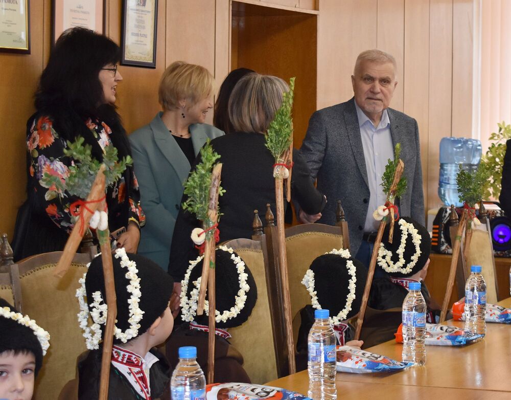 Община Разград: Сурвакарчета от ДГ“Славейче“ се срещнаха с ръководството на Община Разград на Игнажден