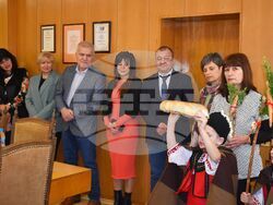 Сурвакарчета от ДГ“Славейче“ се срещнаха с ръководството на Община Разград на Игнажден