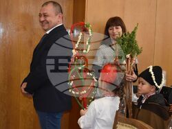 Сурвакарчета от ДГ“Славейче“ се срещнаха с ръководството на Община Разград на Игнажден