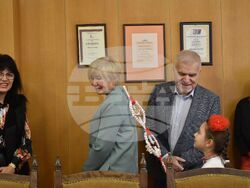 Сурвакарчета от ДГ“Славейче“ се срещнаха с ръководството на Община Разград на Игнажден