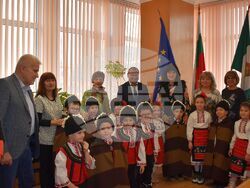 Сурвакарчета от ДГ“Славейче“ се срещнаха с ръководството на Община Разград на Игнажден