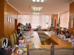 Сурвакарчета от ДГ“Славейче“ се срещнаха с ръководството на Община Разград на Игнажден