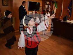 Сурвакарчета от ДГ“Славейче“ се срещнаха с ръководството на Община Разград на Игнажден